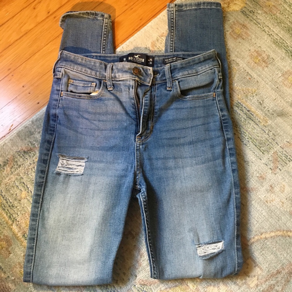 MEDIUM WASH HOLLISTER SKINNY JEANS